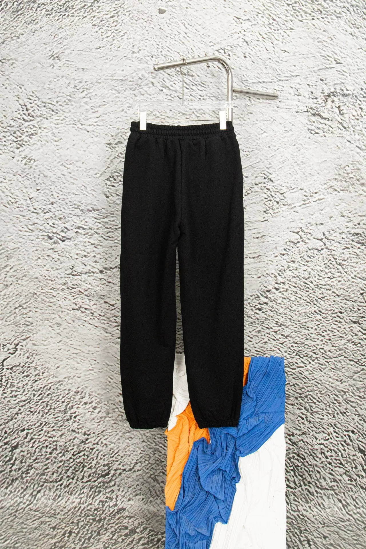 P180 model number: Y060 Ralph Lauren Ralph Lauren suit sweatpants. Pure cotton treated with anti-static technology. No dust, no lint. The elastic waist is used with a drawstring. It is very friendly to the figure. The cotton is comfortable and soft. The upper body is casual and free. Regular beveled double pockets on both sides. The white brand logo on the left leg of the trouser leg collides with the black of the pants. Although it is small, it is quite recognizable. The brand adds a young and fashionable atmosphere to the original sense of luxury. It can be called a cold-proof weapon. A simple base layer is enough to withstand the severe cold and make it more fluffy and warm. Color: gray, navy blue, black. Size: S-XL